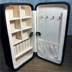 Jewelry Organizer Travel Case Zip closure Snap   plastic lids on both sides